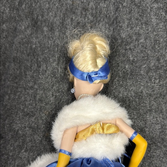 Disney Porcelain Cinderella 2007 Elegant Blue and Gold Doll with Fur Trim - Picture 8 of 9